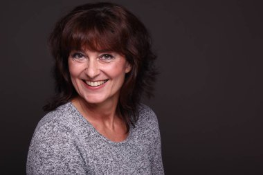 Beyaz arka plan önünde güzel mutlu kadın