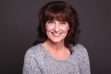 Beyaz arka plan önünde güzel mutlu kadın