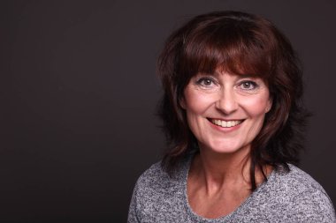 Beyaz arka plan önünde güzel mutlu kadın