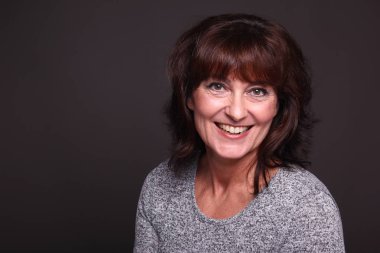 Beyaz arka plan önünde güzel mutlu kadın