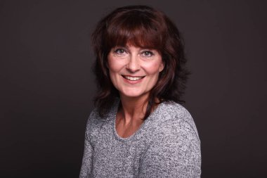 Beyaz arka plan önünde güzel mutlu kadın