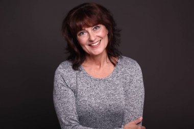 Beyaz arka plan önünde güzel mutlu kadın