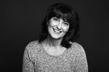 Beyaz arka plan önünde güzel mutlu kadın