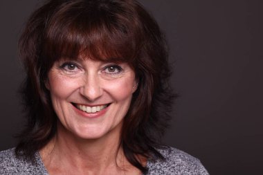 Beyaz arka plan önünde güzel mutlu kadın