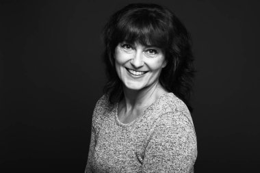 Beyaz arka plan önünde güzel mutlu kadın