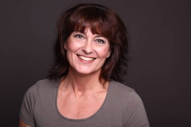 Beyaz arka plan önünde güzel mutlu kadın