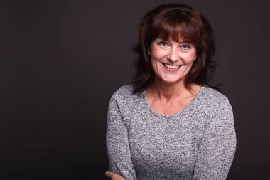 Beyaz arka plan önünde güzel mutlu kadın