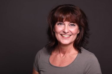 Beyaz arka plan önünde güzel mutlu kadın