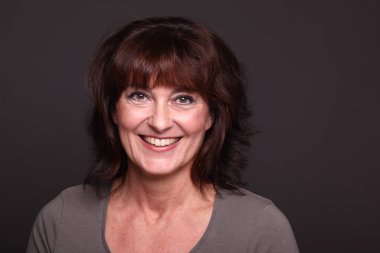 Beyaz arka plan önünde güzel mutlu kadın