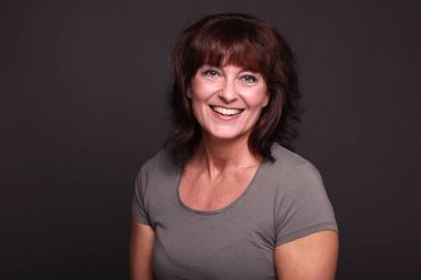 Beyaz arka plan önünde güzel mutlu kadın