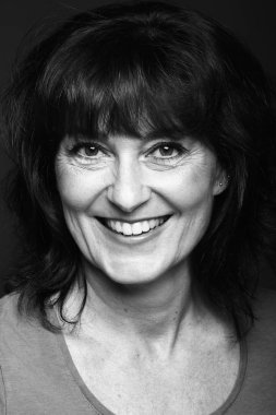 Beyaz arka plan önünde güzel mutlu kadın