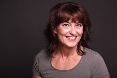 Beyaz arka plan önünde güzel mutlu kadın