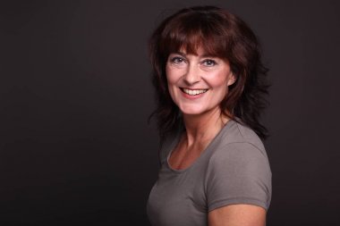 Beyaz arka plan önünde güzel mutlu kadın