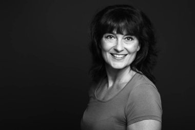 Beyaz arka plan önünde güzel mutlu kadın