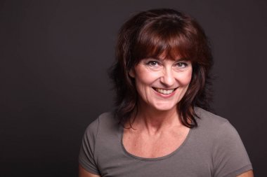 Beyaz arka plan önünde güzel mutlu kadın