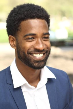 Dışarıda güzel mutlu adam