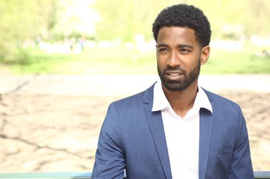 Dışarıda güzel mutlu adam