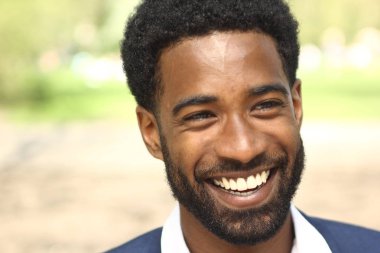 Dışarıda güzel mutlu adam