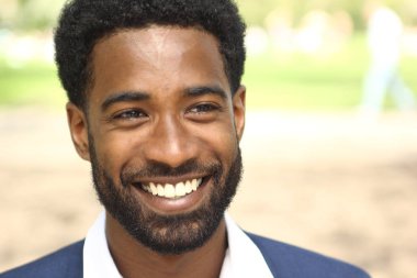 Dışarıda güzel mutlu adam