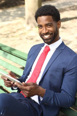 Dışarıda güzel mutlu adam