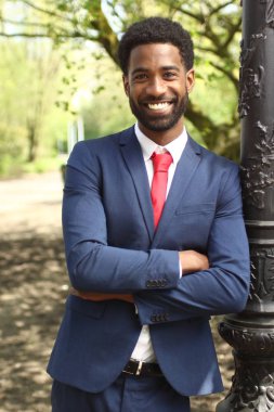 Dışarıda güzel mutlu adam