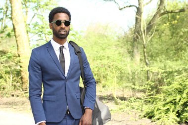 Dışarıda güzel mutlu adam