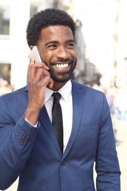 Dışarıda güzel mutlu adam