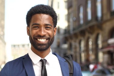 Dışarıda güzel mutlu adam