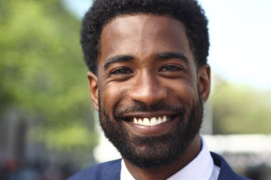 Dışarıda güzel mutlu adam