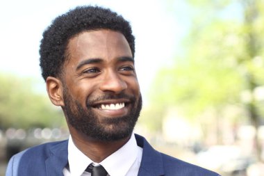 Dışarıda güzel mutlu adam