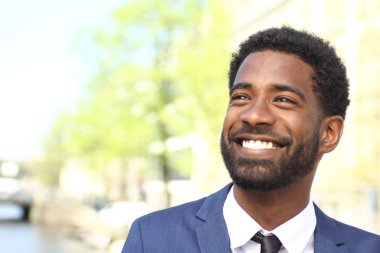 Dışarıda güzel mutlu adam