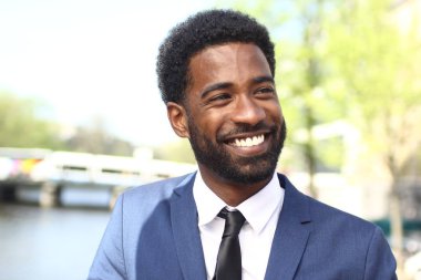 Dışarıda güzel mutlu adam