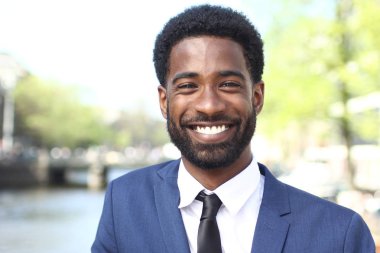 Dışarıda güzel mutlu adam