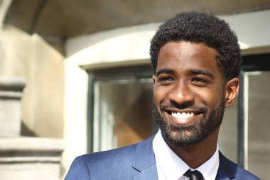 Dışarıda güzel mutlu adam