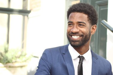 Dışarıda güzel mutlu adam