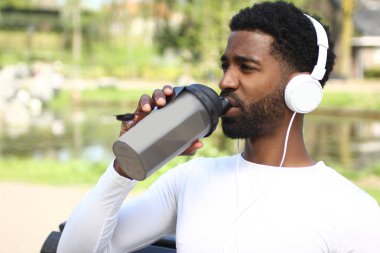 Dışarıda güzel mutlu adam