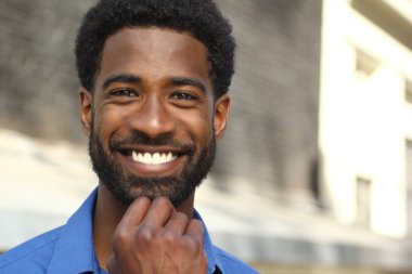 Dışarıda güzel mutlu adam