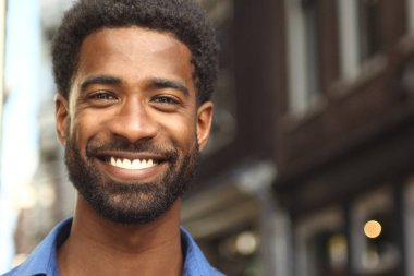 Dışarıda güzel mutlu adam