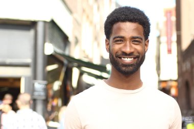 Dışarıda güzel mutlu adam