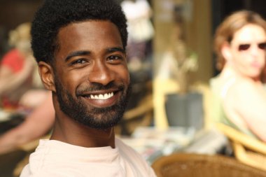 Dışarıda güzel mutlu adam