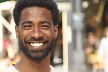 Dışarıda güzel mutlu adam