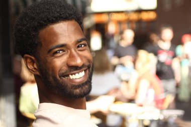 Dışarıda güzel mutlu adam