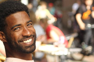 Dışarıda güzel mutlu adam