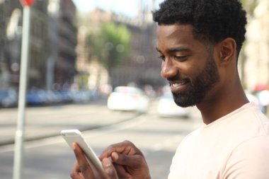 Dışarıda güzel mutlu adam