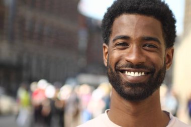 Dışarıda güzel mutlu adam