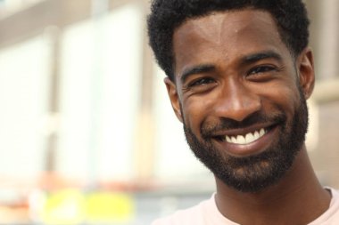 Dışarıda güzel mutlu adam