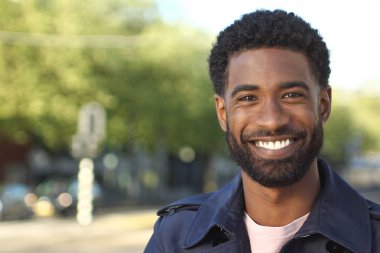 Dışarıda güzel mutlu bir Afro-Amerikan adam