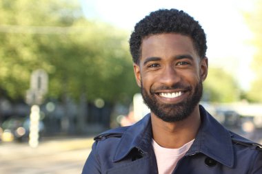 Dışarıda güzel mutlu bir Afro-Amerikan adam