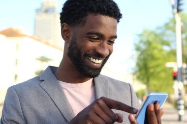 Cep telefonuyla dışında güzel iş adamı