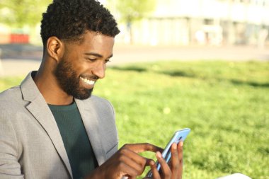 Cep telefonuyla dışında güzel iş adamı